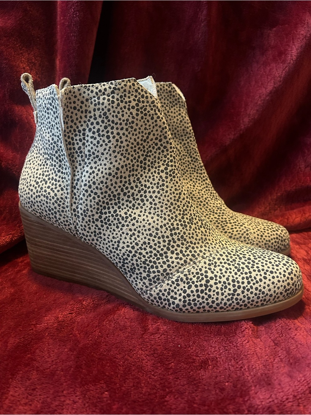 TOMS Womens Clare Ankle Boot - Macadamia
New Without Box Size 10